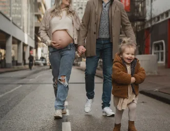 Een zwangere vrouw in het derde trimester